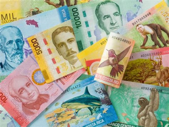 Should I carry cash in Costa Rica?