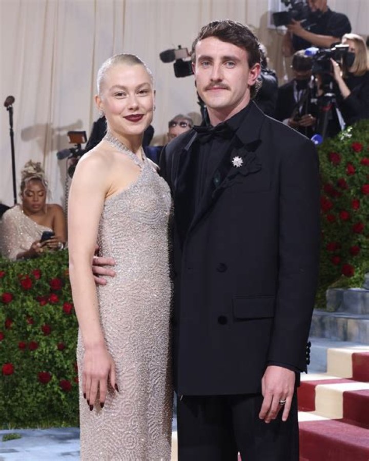 Unraveling "Of Course Paul Mescal Thinks Girlfriend Phoebe": Uncovering The Dynamics Of