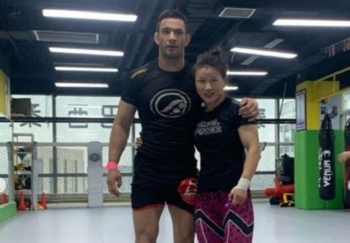 Who is UFC Strawweight Champion, Weili Zhang Dating?